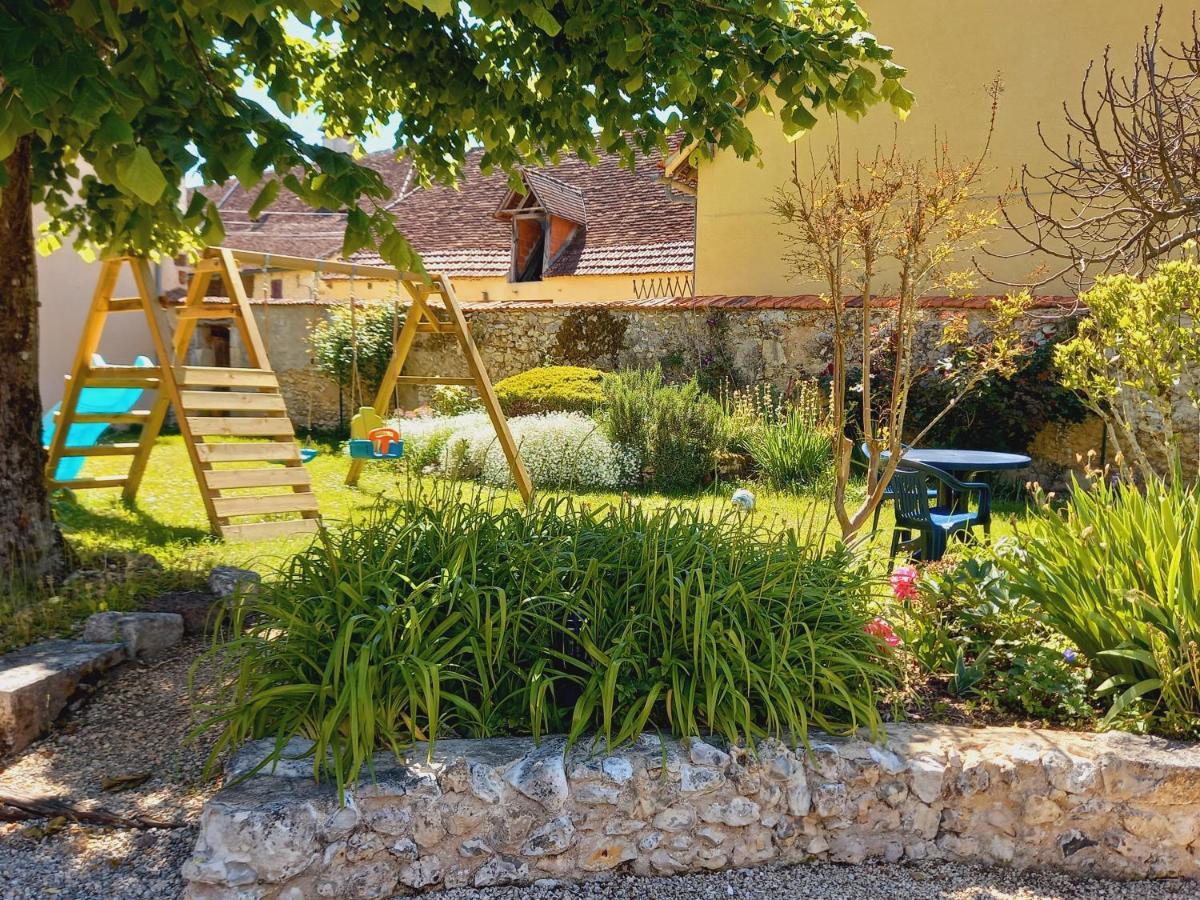 Au Pays De Jacquou : Chambre D'Hotes Et Table D'Hotes Fossemagne Exterior photo