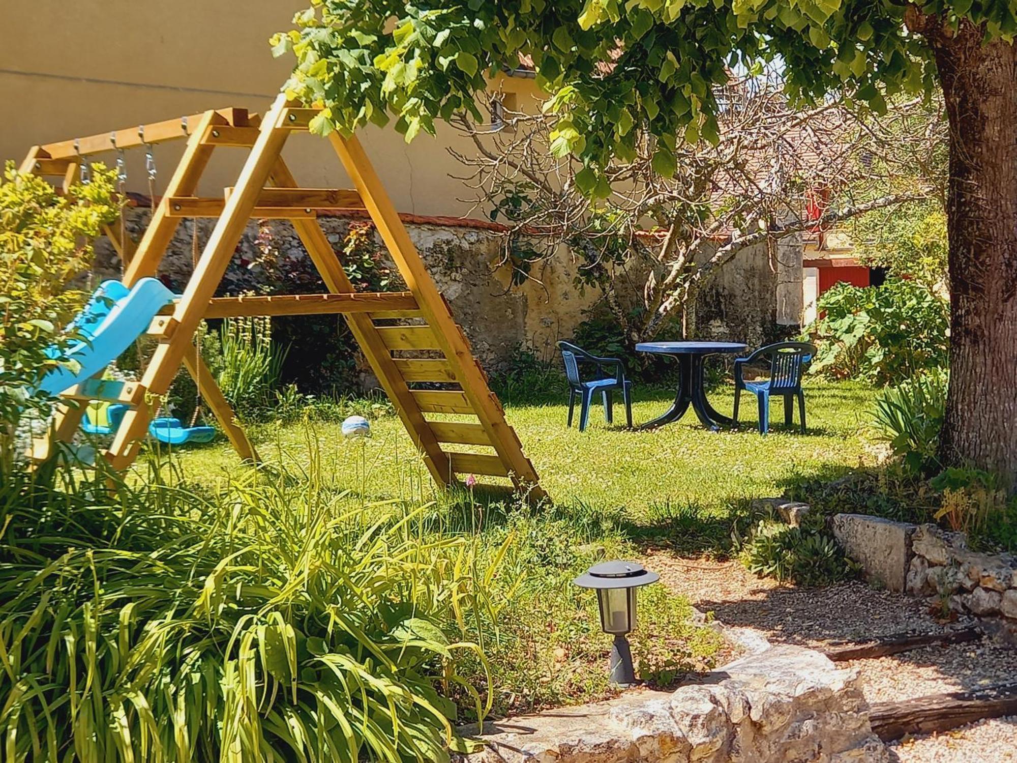 Au Pays De Jacquou : Chambre D'Hotes Et Table D'Hotes Fossemagne Exterior photo